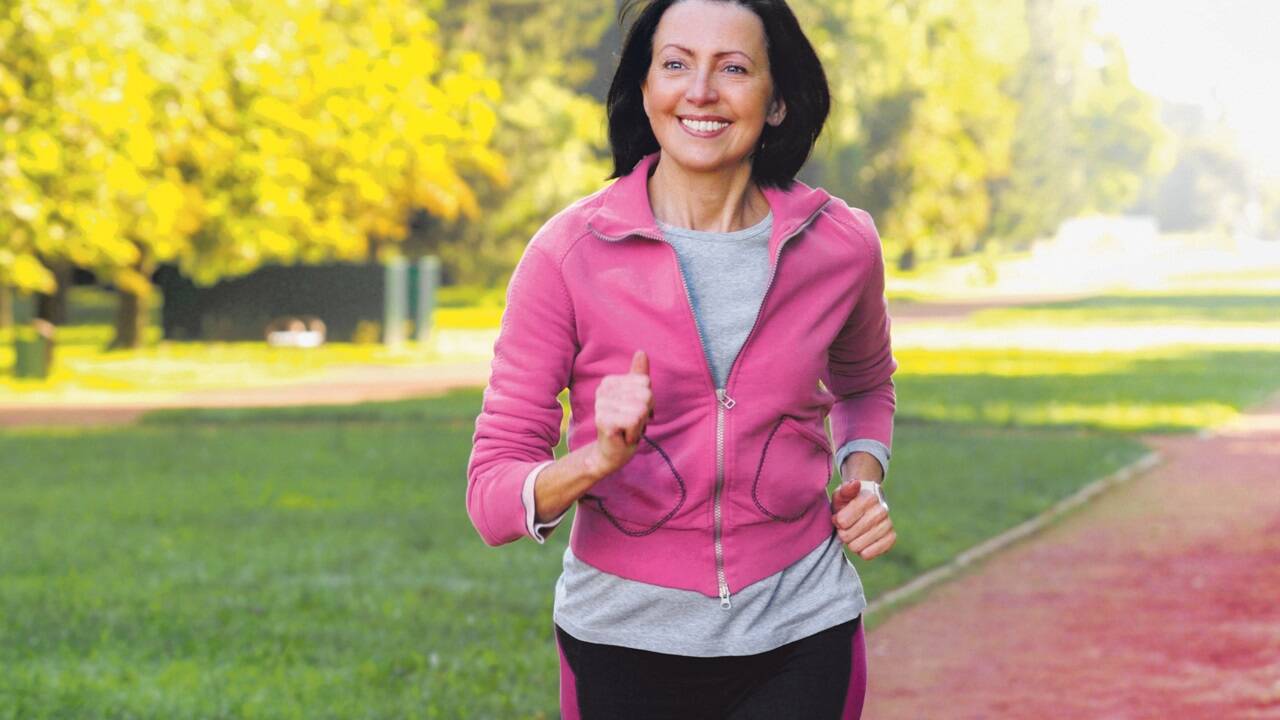 Ein gesunder, sportlicher Lebensstil kann den Zeitpunkt und die Symptome der Menopause beeinflussen.  