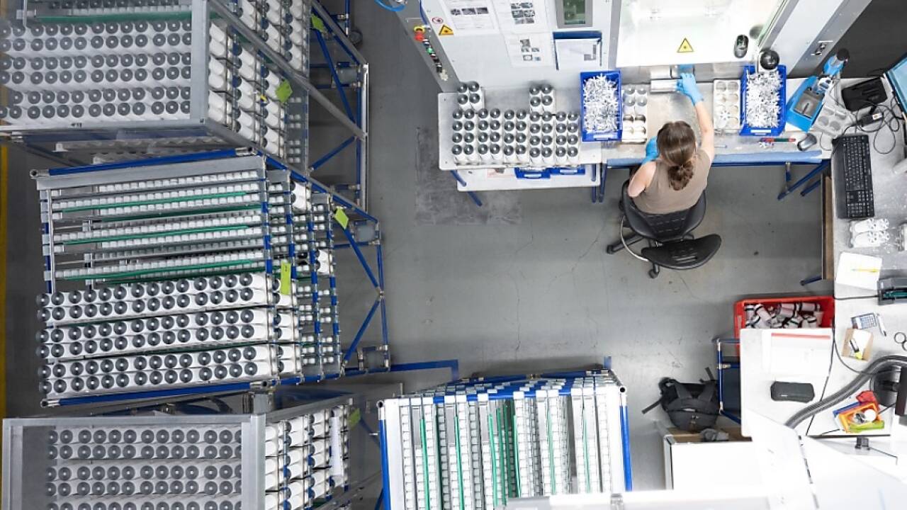 Produktionsmitarbeiterin eines deutschen Batteriezellenherstellers 