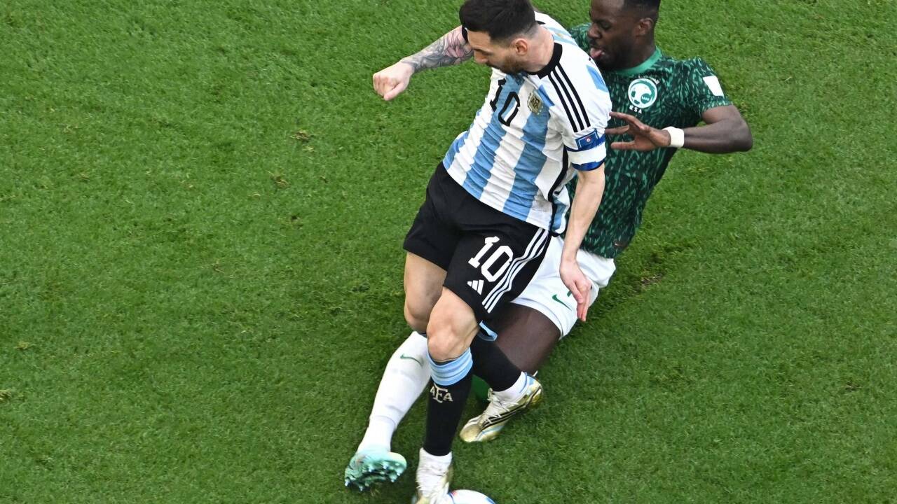 Argentiniens Superstar Lionel Messi kam immer wieder in große Bedrängnis gegen die Spieler aus Saudi-Arabien. Mehr als ein Elfmetertor war für Messi nicht drinnen.  