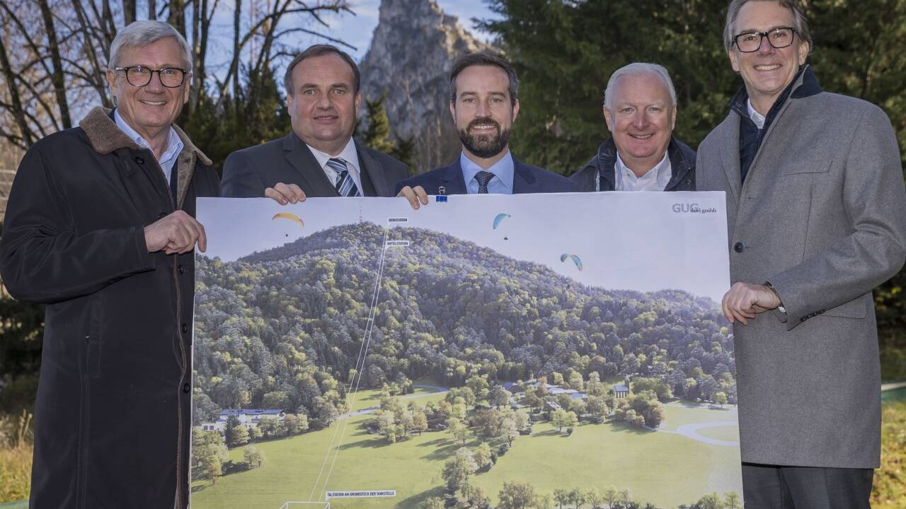 Salzburgs Bürgermeister Johann Preuner, Koppls Bürgermeister Rupert Reischl, Verkehrslandesrat Stefan Schnöll, Gaisberg-Koordinator Florian Kreibich und Projektbetreiber Christoph Bamberger präsentierten vergangene Woche die Pläne für eine Seilbahn auf den Gaisberg. Salzburgs Bürgermeister Johann Preuner, Koppls Bürgermeister Rupert Reischl, Verkehrslandesrat Stefan Schnöll, Gaisberg-Koordinator Florian Kreibich und Projektbetreiber Christoph Bamberger präsentierten vergangene Woche die Pläne für eine Seilbahn auf den Gaisberg.