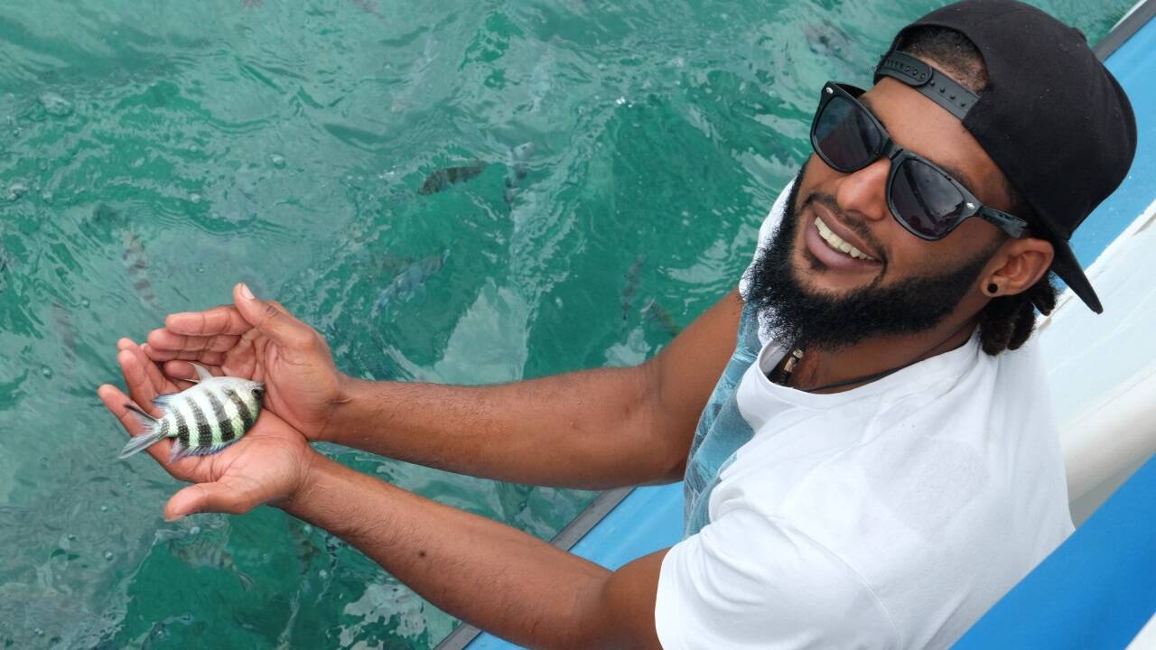 Die Fische sind zutraulich und leicht mit der Hand zu fangen. Schnell werden sie wieder ins Wasser gesetzt. 