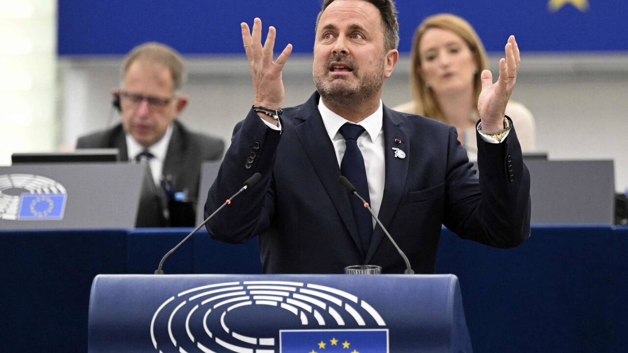 Luxemburgs Premier Xavier Bettel (49) bei seiner Geburtstagsrede vor dem Europäischen Parlament in Straßburg. Dahinter Parlamentspräsidentin Roberta Metsola aus Malta. Luxemburgs Premier Xavier Bettel (49) bei seiner Geburtstagsrede vor dem Europäischen Parlament in Straßburg. Dahinter Parlamentspräsidentin Roberta Metsola aus Malta.