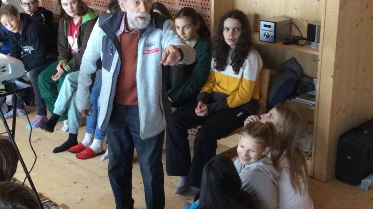 Ambros Aichhorn zog beim Unterrichten die Schülerinnen und Schüler der 3a des Borromäums in seinen Bann - und das als Neunzigjähriger.  