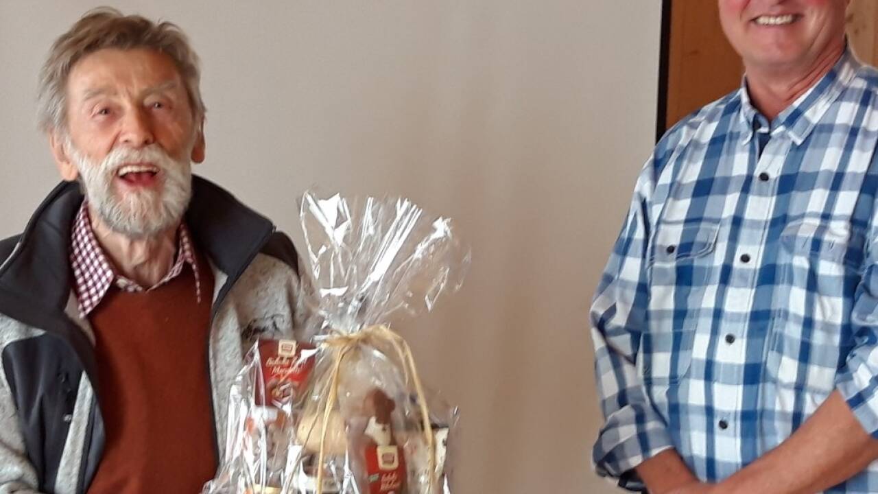 Winfried Penninger, Direktor des Borromäums, überreichte dem legendären Bio- Professor Aichhorn ein Geschenk zu dessen 90er.  