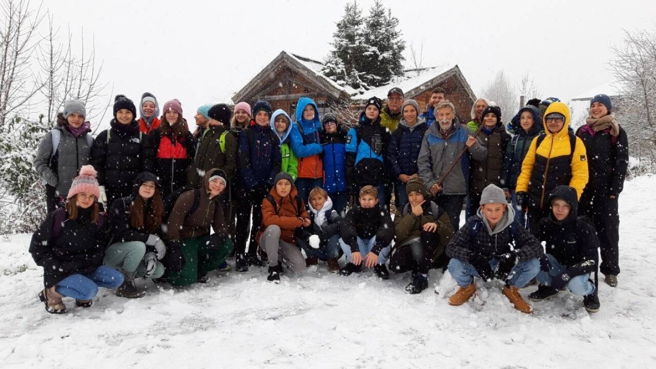 Die 3a-Klasse des Erzbischöflichen Privatgymnasiums Borromäum vor dem Archehof in Goldeggweng. 