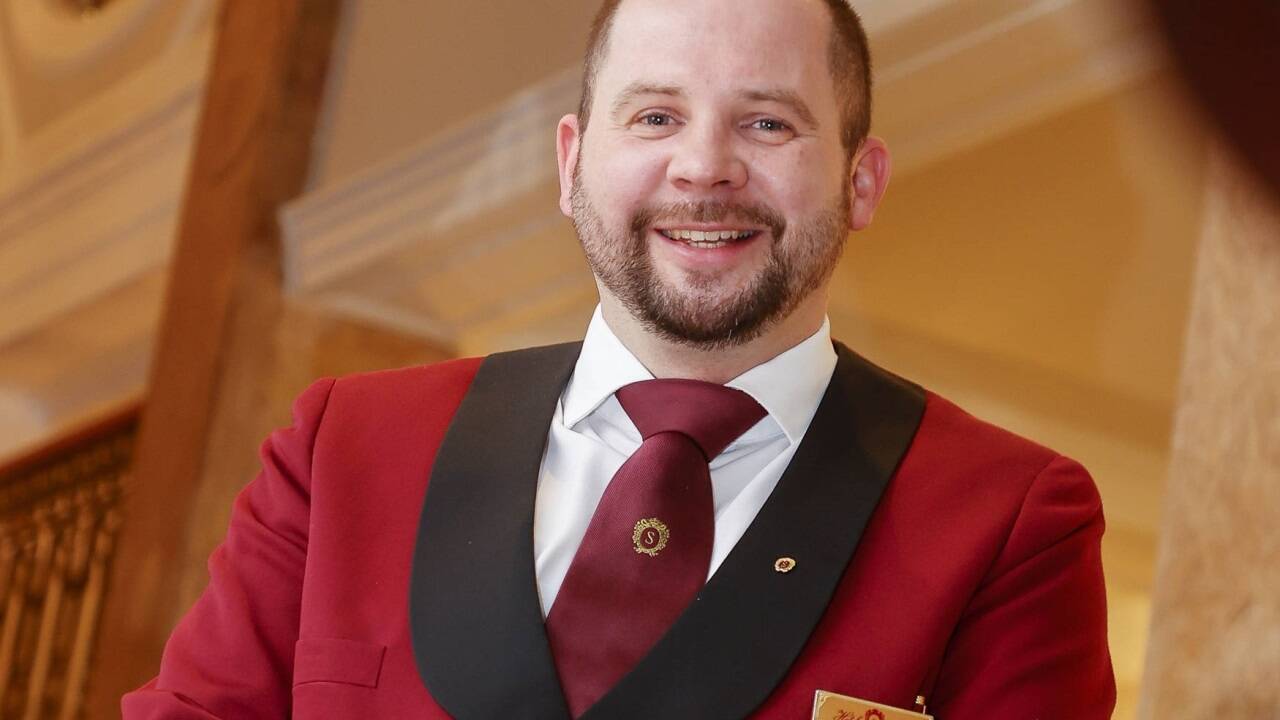 Silvester Frenkenberger arbeitet seit 17 Jahren im Hotel Sacher. Silvester Frenkenberger arbeitet seit 17 Jahren im Hotel Sacher.