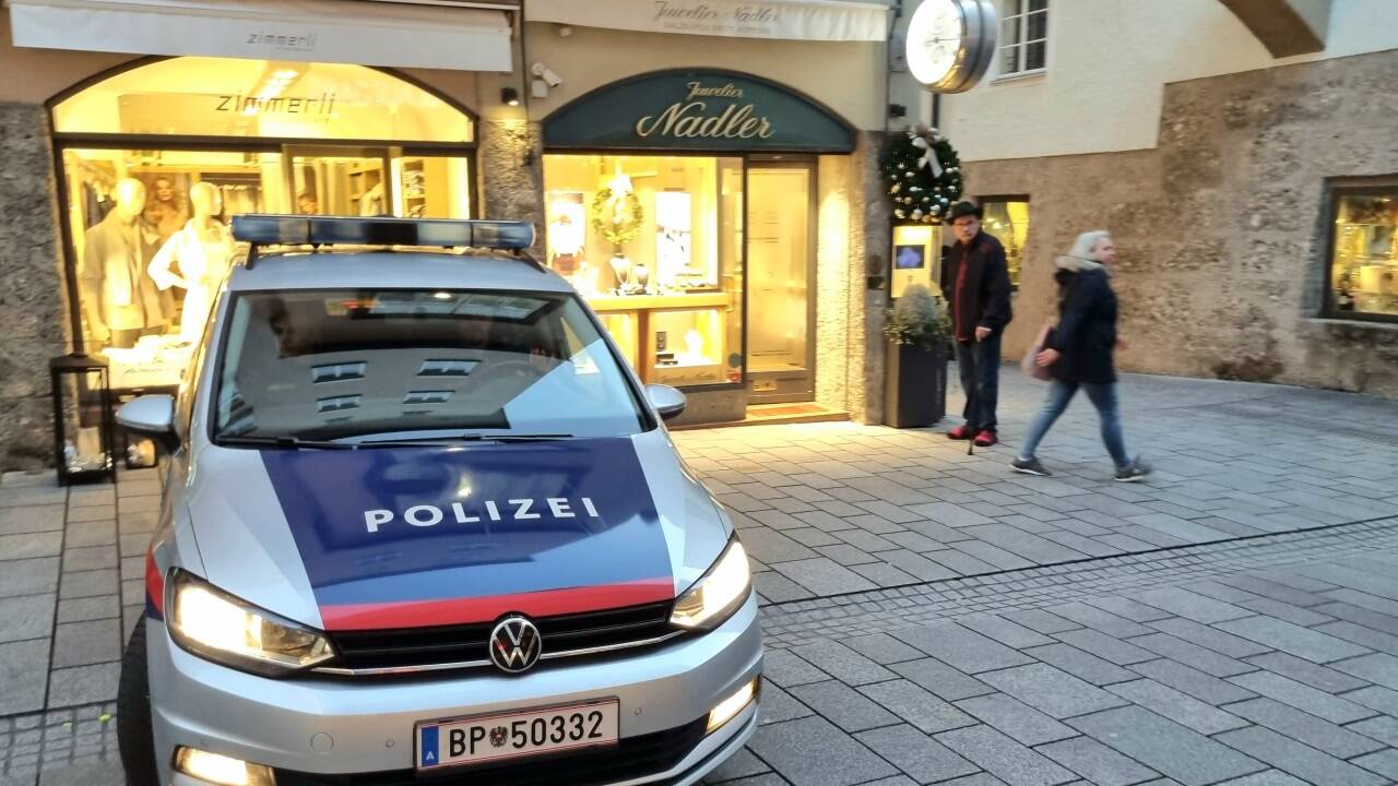 Die Polizei fahndet nach dem Mann.  