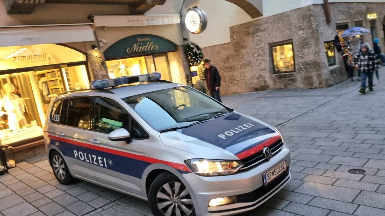 Die Polizei fahndet nach dem Mann.  