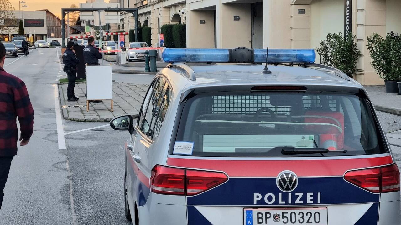 Polizeipräsenz vor dem Designer Outlet Center.  