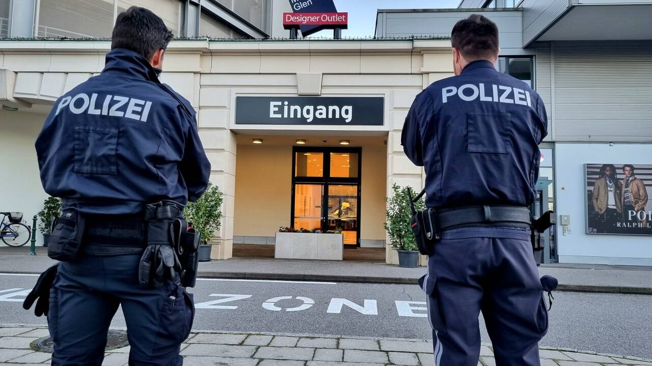 Fahndungsfoto aus den Überwachungskameras aus dem Juwelier Nadler: Die Polizei fahndet nach dem Dieb. 
