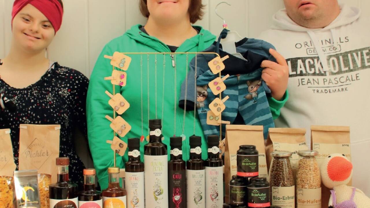 Klientinnen und Klienten der Lebenshilfe mit den Produkten, die im neuen Shop in Hallein verkauft werden. Klientinnen und Klienten der Lebenshilfe mit den Produkten, die im neuen Shop in Hallein verkauft werden.