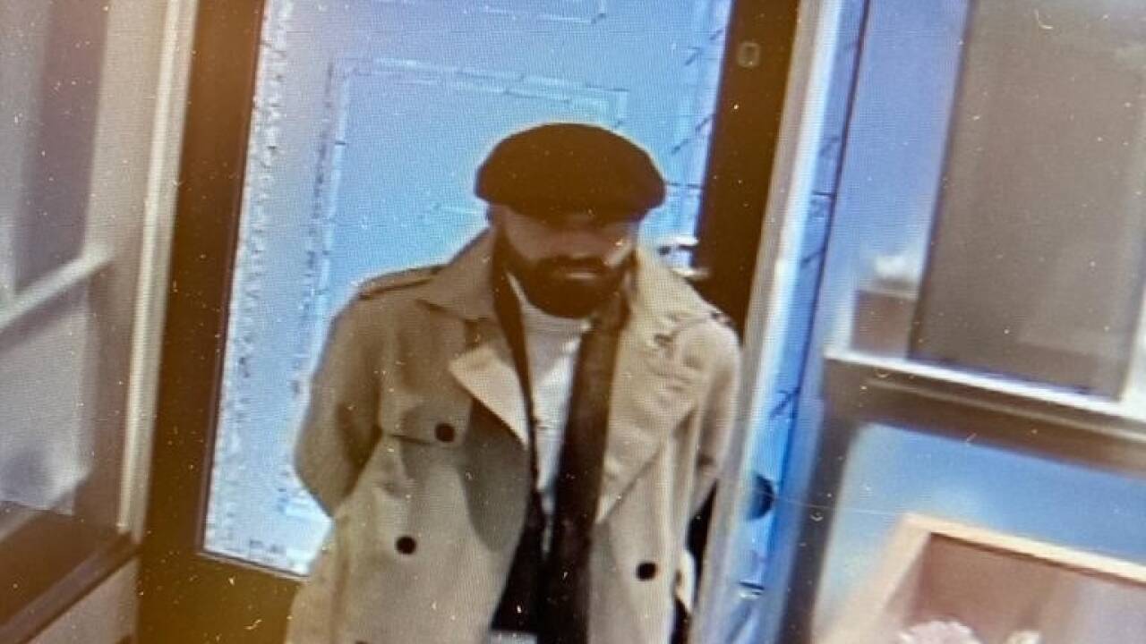 Fahndungsfoto aus den Überwachungskameras aus dem Juwelier Nadler: Die Polizei fahndet nach dem Dieb. 