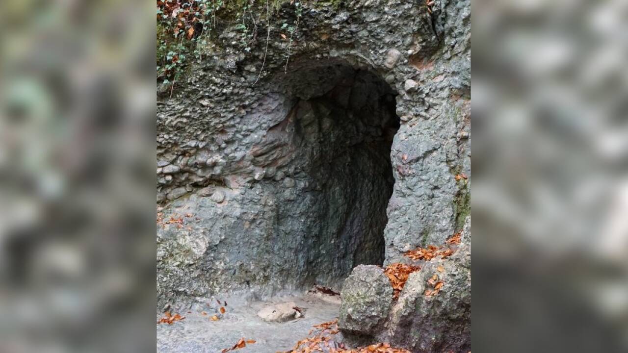 „Hexenloch“ oder Untere Grotte in Aigen. 