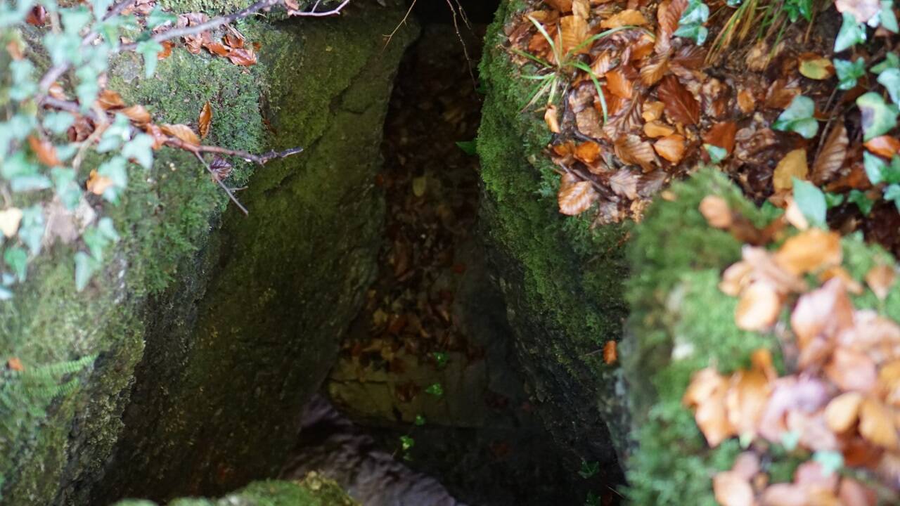 Der Blick von oben in die Gilowskyhöhle.  