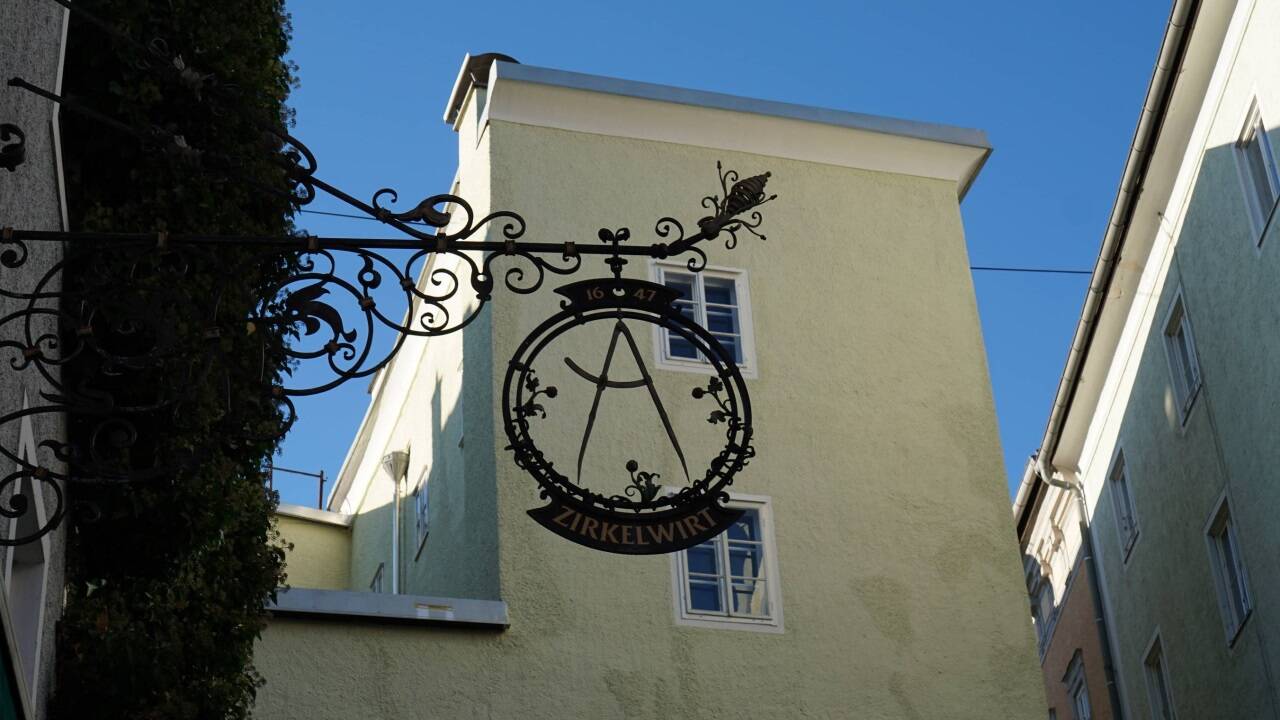 Das Zeichen des Zirkelwirts direkt am Papagenoplatz. 