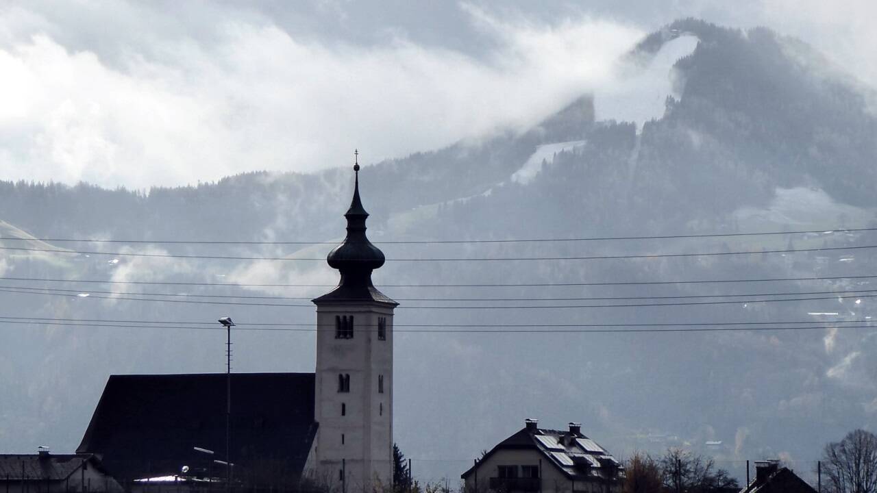 Die Kirche von Oberalm vor dem verschneiten Zinkenkopf. Die Kirche von Oberalm vor dem verschneiten Zinkenkopf.