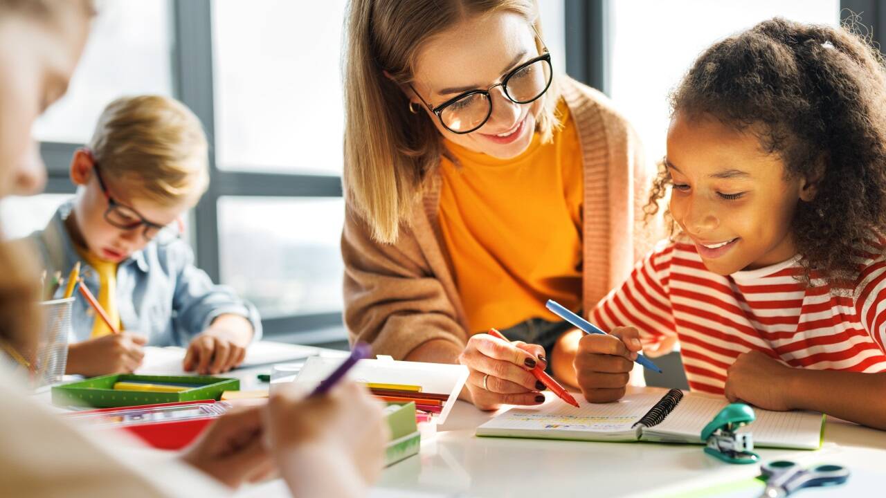 „Rassismuskritische Bildung ist von allen Menschen notwendig, die mit dem System Schule zu tun haben.“ 