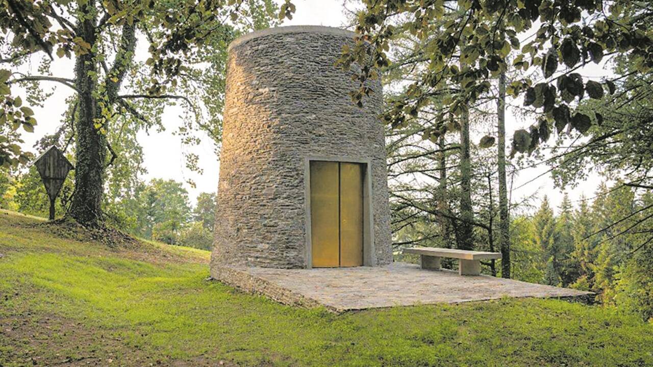 Grabkapelle in einem steirischen Schlosspark, errichtet mit alten Steinen. 