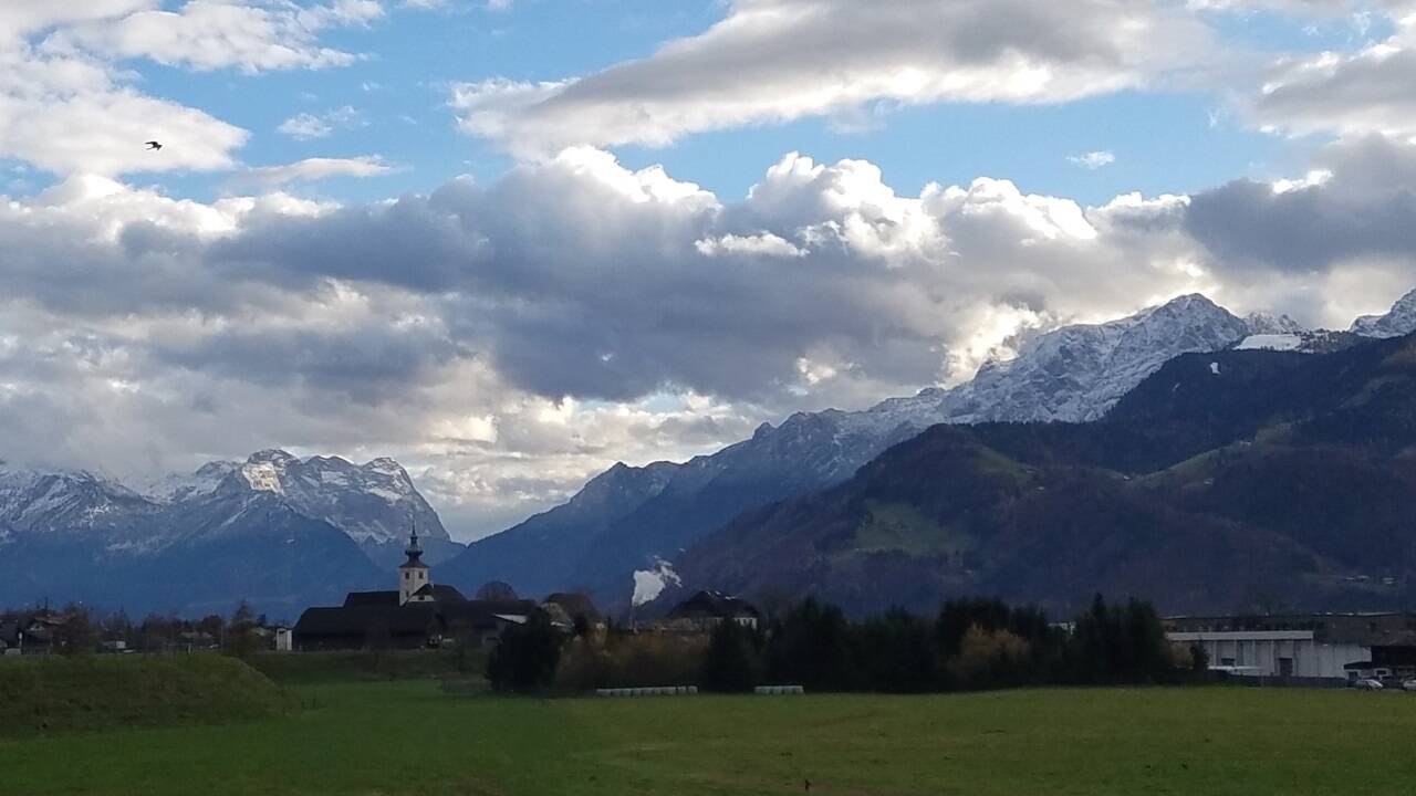 Die Kirche von Oberalm an der Schnittstelle zwischen Tennen- und Hagengebirge (rechts). Die Kirche von Oberalm an der Schnittstelle zwischen Tennen- und Hagengebirge (rechts).
