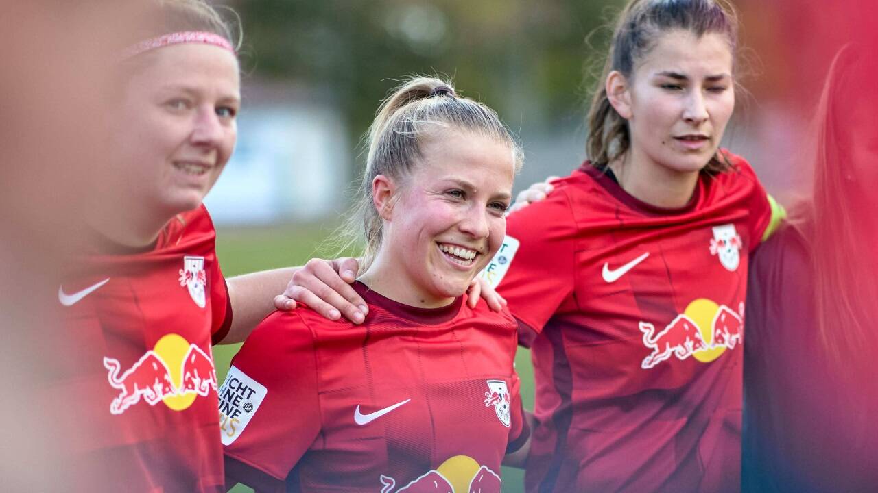 Red Bull Salzburg im neuen Look: Ab 2023 kicken erstmals auch Mädchen im Bullen-Trikot. 