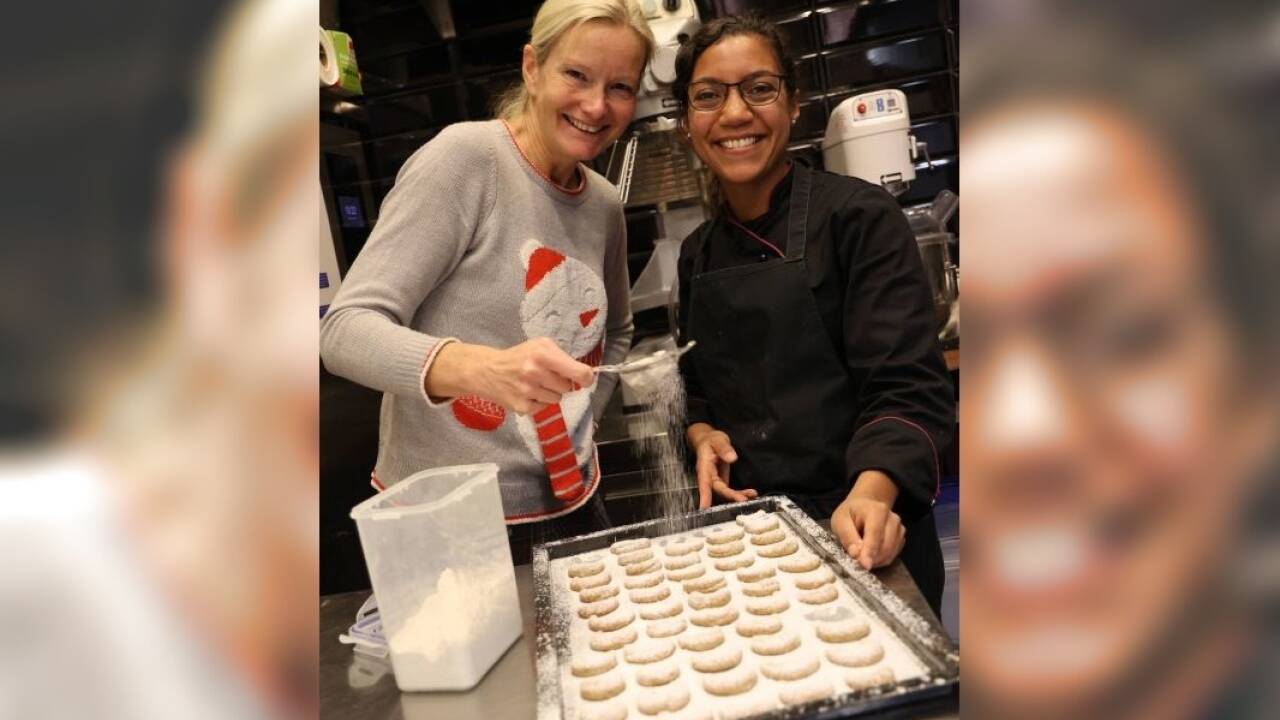 Katalin Udvardy und Evelin Neumayr beim Bestreuen der Kipferl. Anstelle von klassischem Vanillezucker kommt hier eine von Katalin Udvardy vorbereitete Mischung aus Puder-Erythrit (Bio) und gemahlener Vanille zum Einsatz. Wie viel man davon verwendet, hängt vom persönlichen Geschmack ab. 