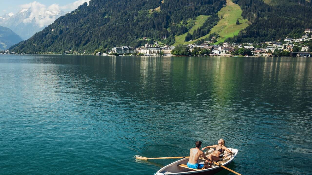 Urlauberpaar bei Ruderausflug auf dem Zeller See. Urlauberpaar bei Ruderausflug auf dem Zeller See.