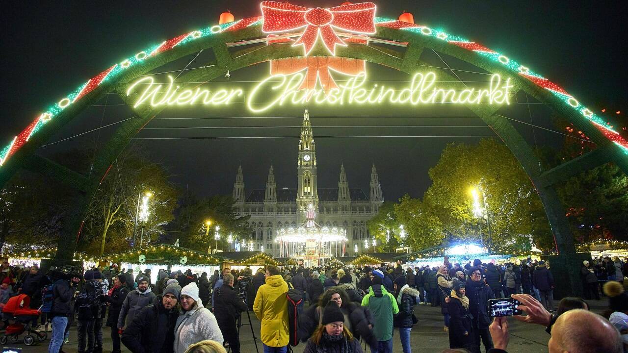 Der Christkindlmarkt vor dem Wiener Rathaus wurde modernisiert. Viele Marktfahrer-Familien fühlen sich von der Stadt ausgebootet. Sie protestieren gegen die Vergabe der Standplätze.  