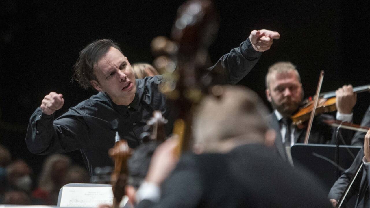 Teodor Currentzis am Pult seines Ensembles MusicAeterna bei den Salzburger Festspielen 2021. 