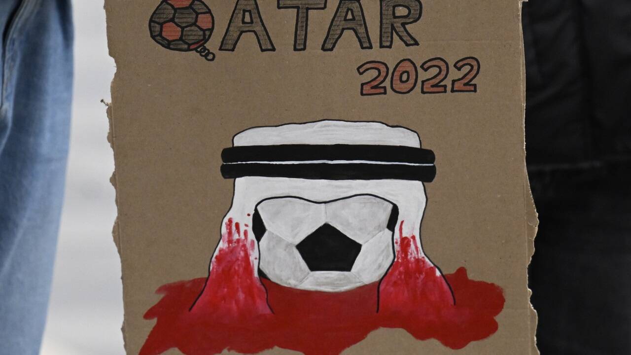 Zahlreiche Fußballfans protestieren weltweit gegen die WM in Katar. 