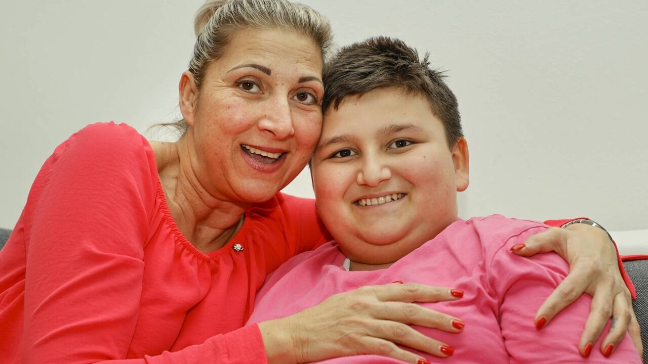 Eva Wolf mit ihrem Sohn Maximilian. Die SN haben vor zwei Jahren im Rahmen der Hilfsaktion berichtet. Nun sagt die Mutter nochmals Danke. Eva Wolf mit ihrem Sohn Maximilian. Die SN haben vor zwei Jahren im Rahmen der Hilfsaktion berichtet. Nun sagt die Mutter nochmals Danke.