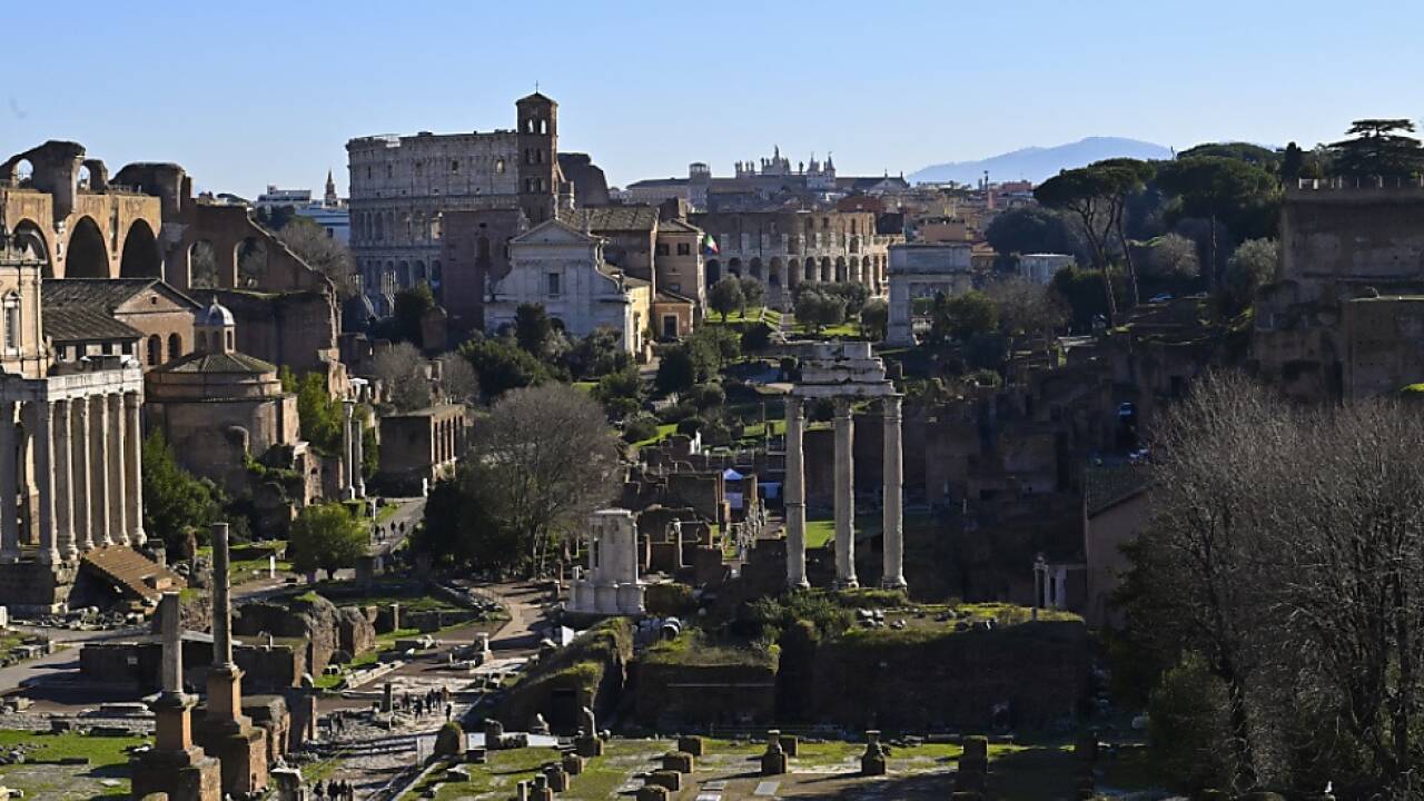 Blick auf Forum Romanum und Kolosseum in Rom 