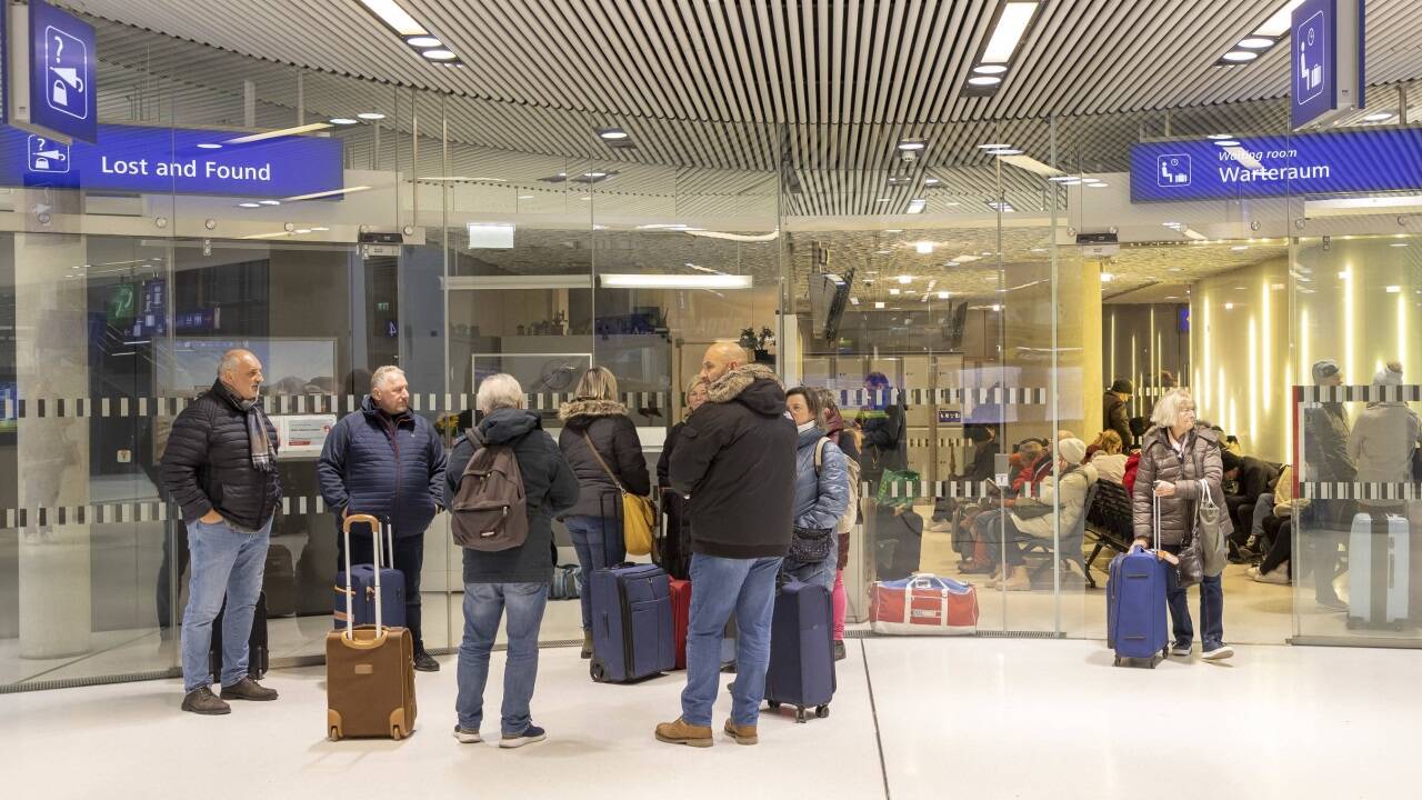 Warten heißt es am Montag für gestrandete Reisende.  
