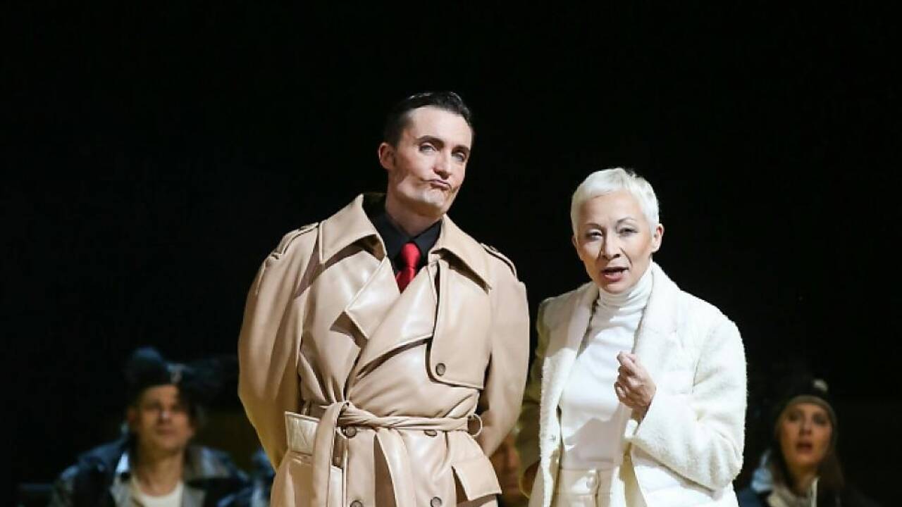 'Die Dreigroschenoper': Johanna Arrouas (Polly), Marco Di Sapia (Brown), Sona MacDonald (Macheath) 