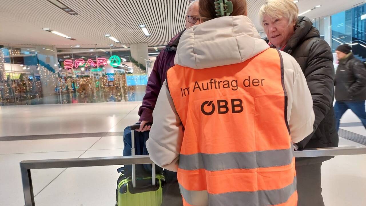 ÖBB-Streik in Salzburg: 'Gestrandete' Reisende werden informiert. 