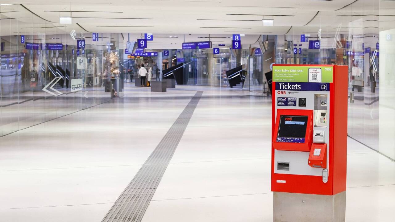 Der Salzburger Hauptbahnhof, nahezu menschenleer am Montag.  
