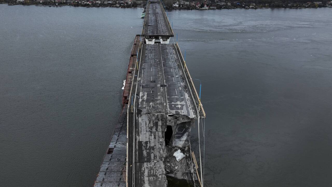 Die zerstörte Brücke über den Dnipro in Cherson. 