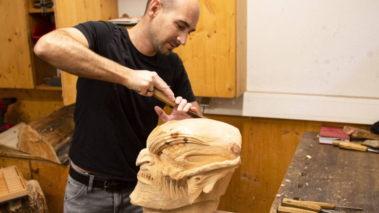 Philipp Gangl in seiner Werkstatt: Aus einem Block Zirbenholz schnitzt er die Masken. 