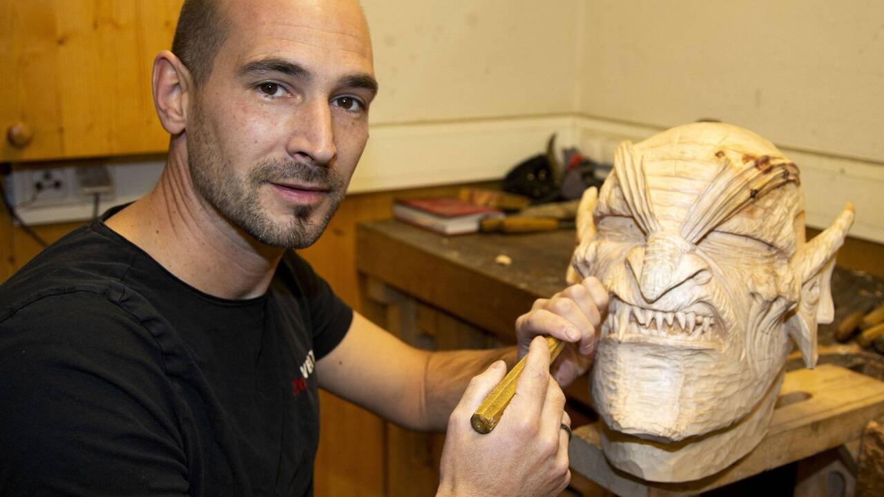 Philipp Gangl ist mit dem Maskenschnitzen aufgewachsen. 