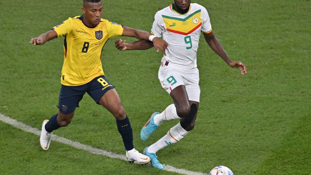 Senegals Boulaye Dia (r.) hatte am Ende Grund zum Jubeln. Nach dem 2:1 über Ecuador steigen die Senegalesen ins Achtelfinale auf. 