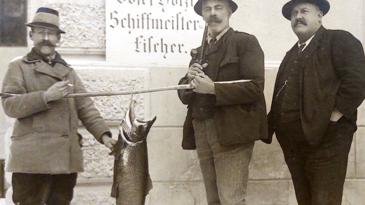 Josef Hölzl (Mitte) war einer der letzten Berufsfischer in Zell am See. 1925 fing er diese 15 Kilo schwere Seeforelle. Rechts der Metzgerwirt und spätere Bürgermeister Sebastian Hörl, links vermutlich ein Urlaubsgast. 
