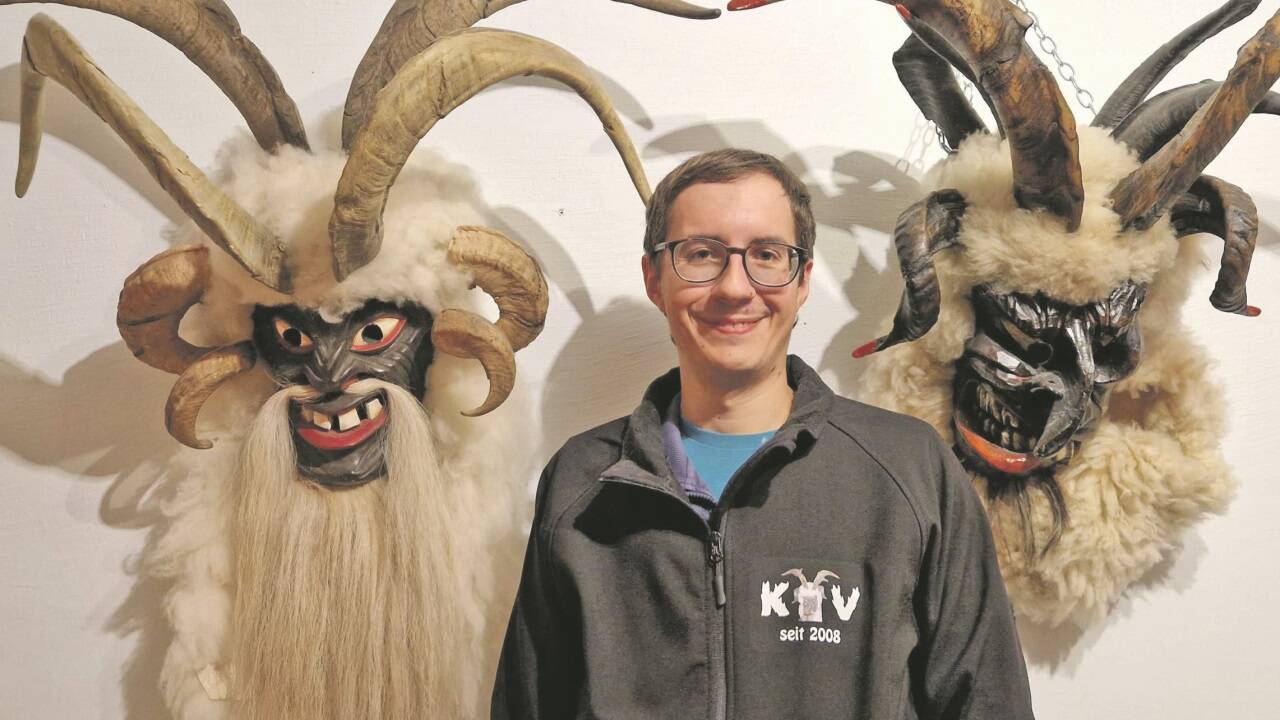 Stefan Schmid mit zwei seiner Masken. Links eine Bad Gasteiner Maske von Hias Rieser, rechts eine annähernd hundert Jahre alte Maske von Sepp Lang. 