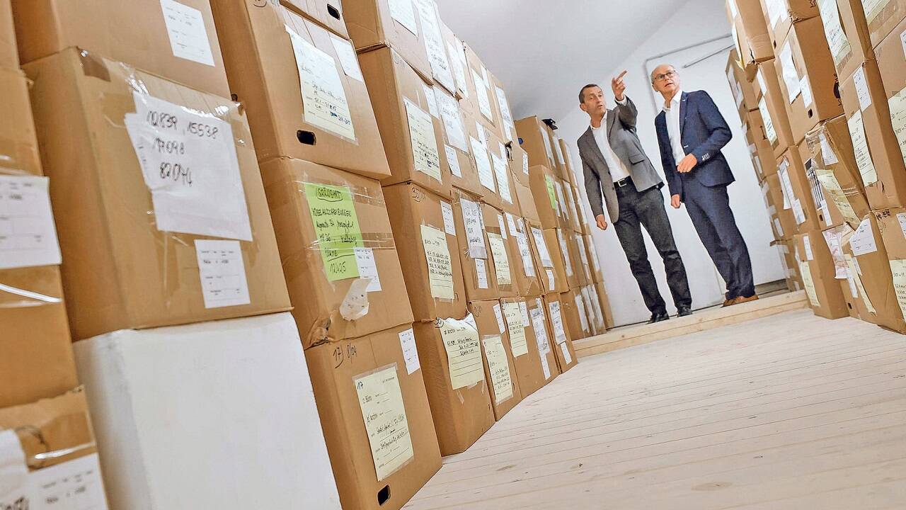 Der Großteil der Akten aus dem Finanzskandal, darunter rund 50 Kartons mit Bankunterlagen, lagert derzeit im vierten Stock des Franziskanerklosters.  