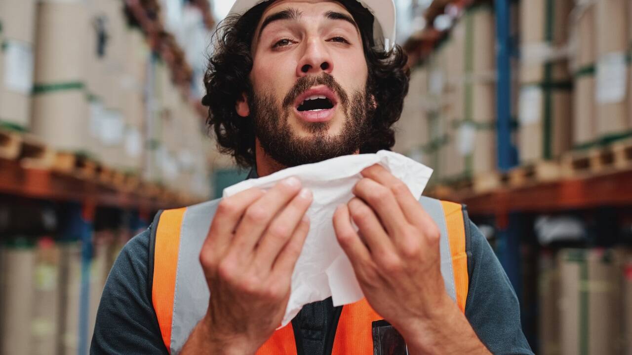 Hauptgrund, warum Beschäftigte krank zur Arbeit kommen: Sie wollen das Team nicht belasten. Dabei tun sie genau das. 