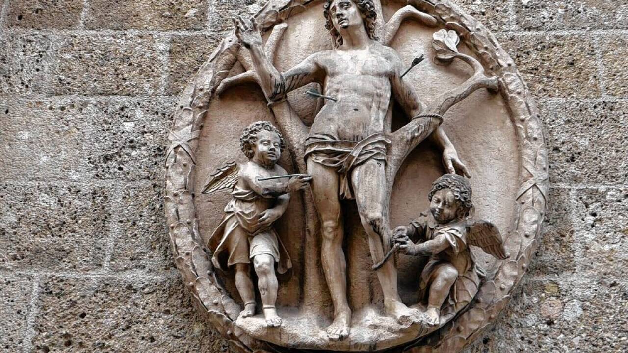Das Sebastiansrelief auf der Fassade der Sebastianskirche. Das Sebastiansrelief auf der Fassade der Sebastianskirche.