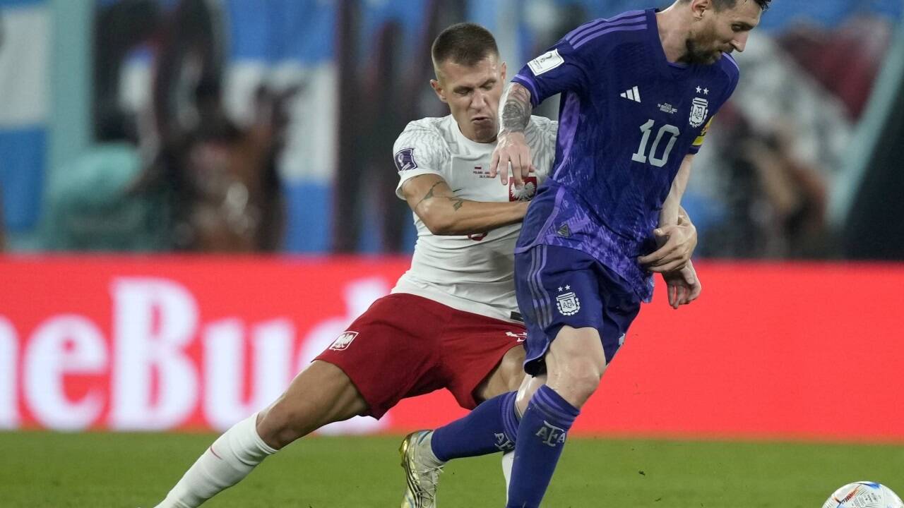 Messi (rechts) schaffte es mit Argentinien doch in das Achtelfinale.  