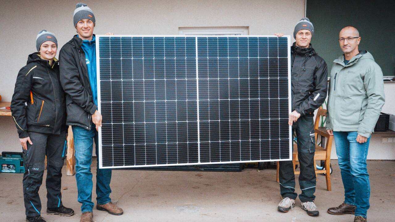 Schülerinnen und Schüler der HBLA Ursprung montierten die senkrechte PV-Anlage unter fachmännischer Anleitung. Im Bild (v.l.): Lisa Kainzbauer, Julius Tucek, Felix Moosmann und Christoph Annerl (Fronius International GmbH). 