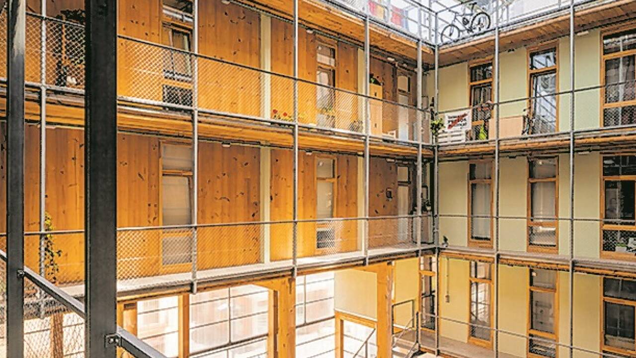 La Borda ist der erste Genossenschaftsbau in Barcelona. Seit dem Bezug der 28 Wohnungen 2018 wurde er mehrfach international ausgezeichnet. 