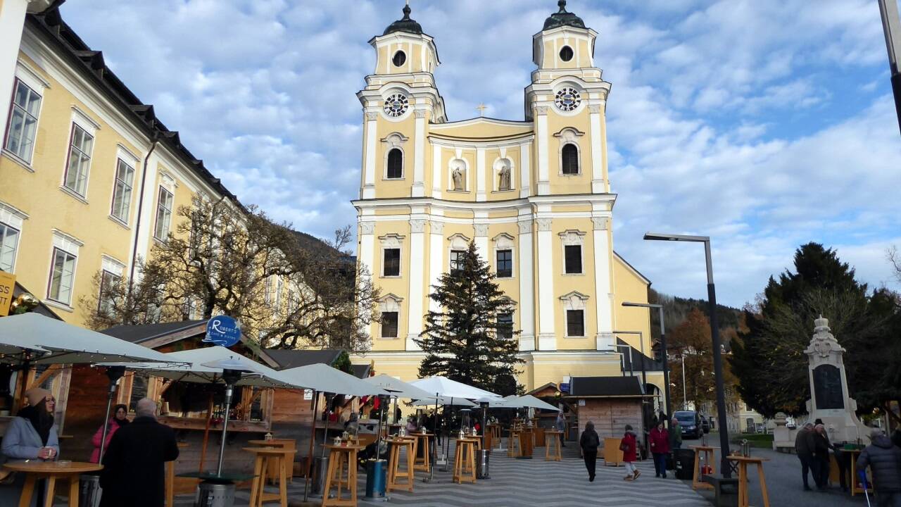 Die Basilika und der Adventmarkt in Mondsee laden zum Feiern ein. Die Basilika und der Adventmarkt in Mondsee laden zum Feiern ein.
