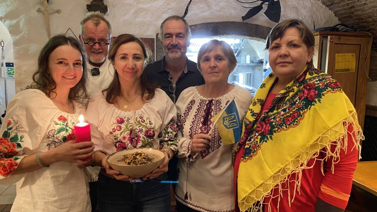 Von links: Myroslava, Peter Lammer, Nadiia, Willi Höpflinger, Halyna und Ilena. Von links: Myroslava, Peter Lammer, Nadiia, Willi Höpflinger, Halyna und Ilena.