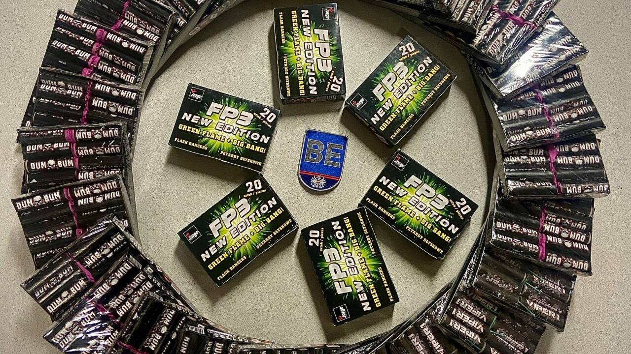 Die Polizei nahm einem 17-Jährigen in Wien-Krieau 680 Kracher ab. Die Polizei nahm einem 17-Jährigen in Wien-Krieau 680 Kracher ab.